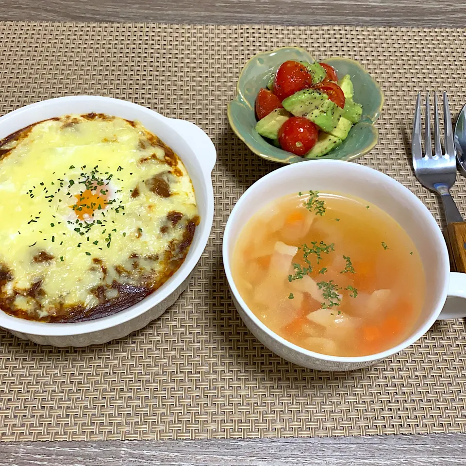 焼きカレー コンソメスープ ミニトマトとアボガドのサラダ|m iさん