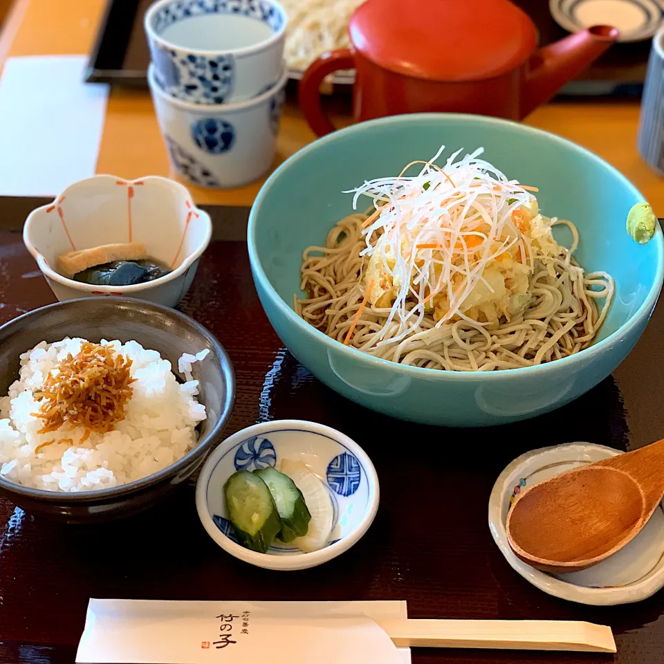 蕎麦屋竹の子にて昼ランチ 野菜天ぷら乗せ蕎麦、山椒ふりかけご飯、厚揚げナスの煮物、お漬物|sakiさん