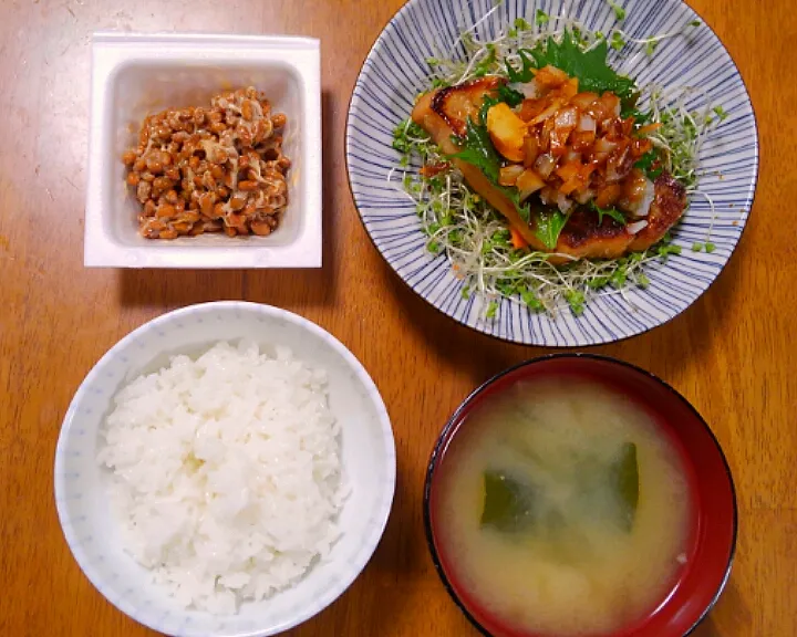 Snapdishの料理写真:２月１５日　めかじきのにんにくソテー　納豆　お味噌汁|いもこ。さん