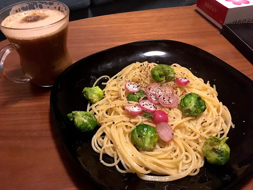 芽キャベツと赤い小さい野菜のペペロンチーノ|にゃふてんさん