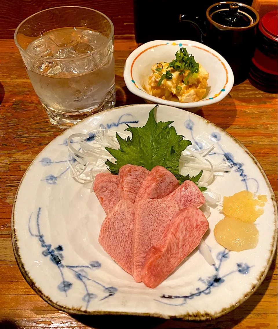 牛タン刺しで聖水沐浴|にゃあ（芸名）さん