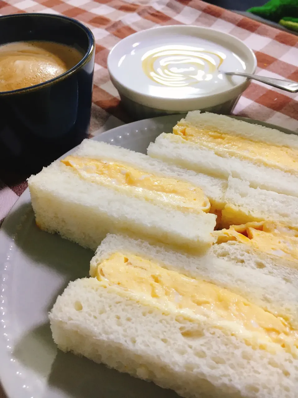 朝食の厚焼き卵サンドとヨーグルト　コーヒー|マイキーさん