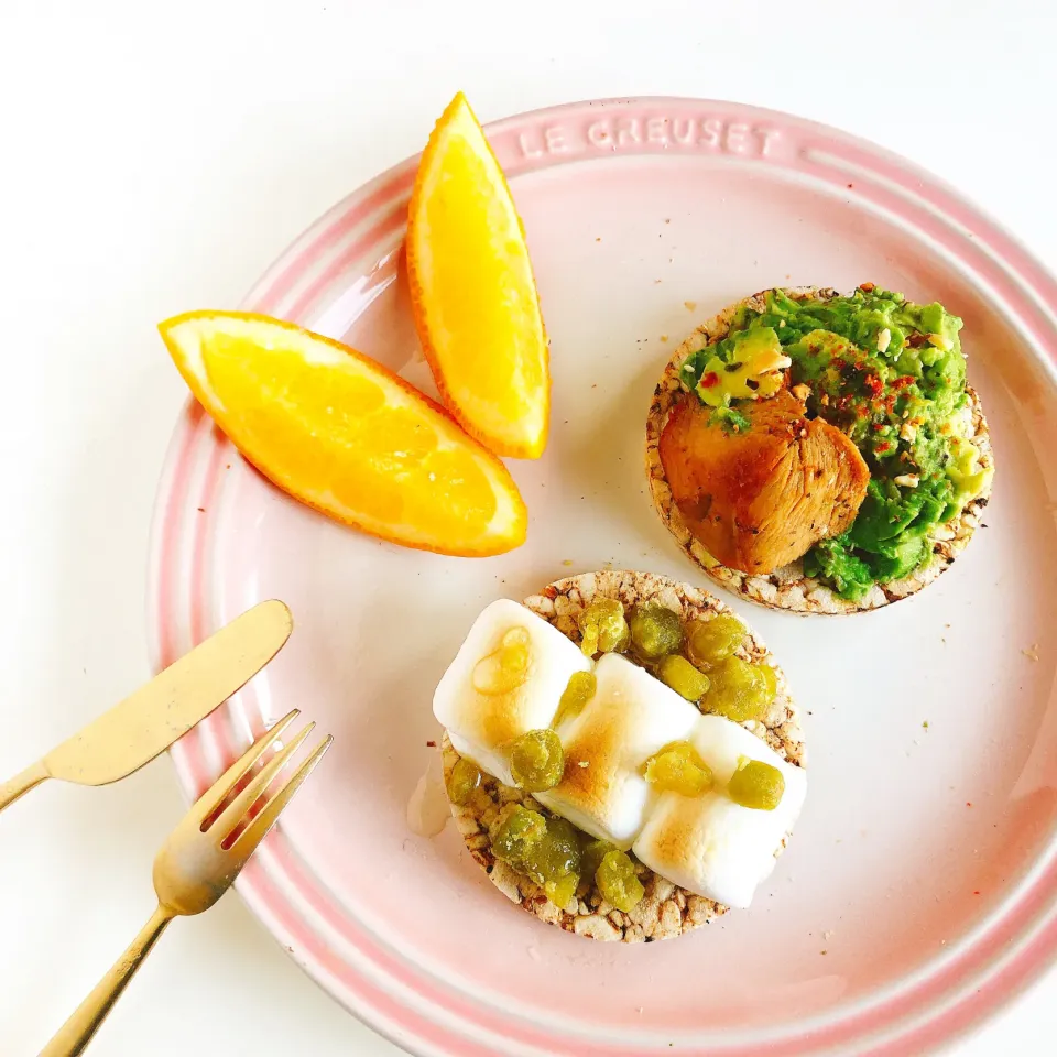 Snapdishの料理写真:オープンサンドプレート　・アボカドチキン🥑🐥　・ベイクマシュマロふうき豆☁️|sakiさん