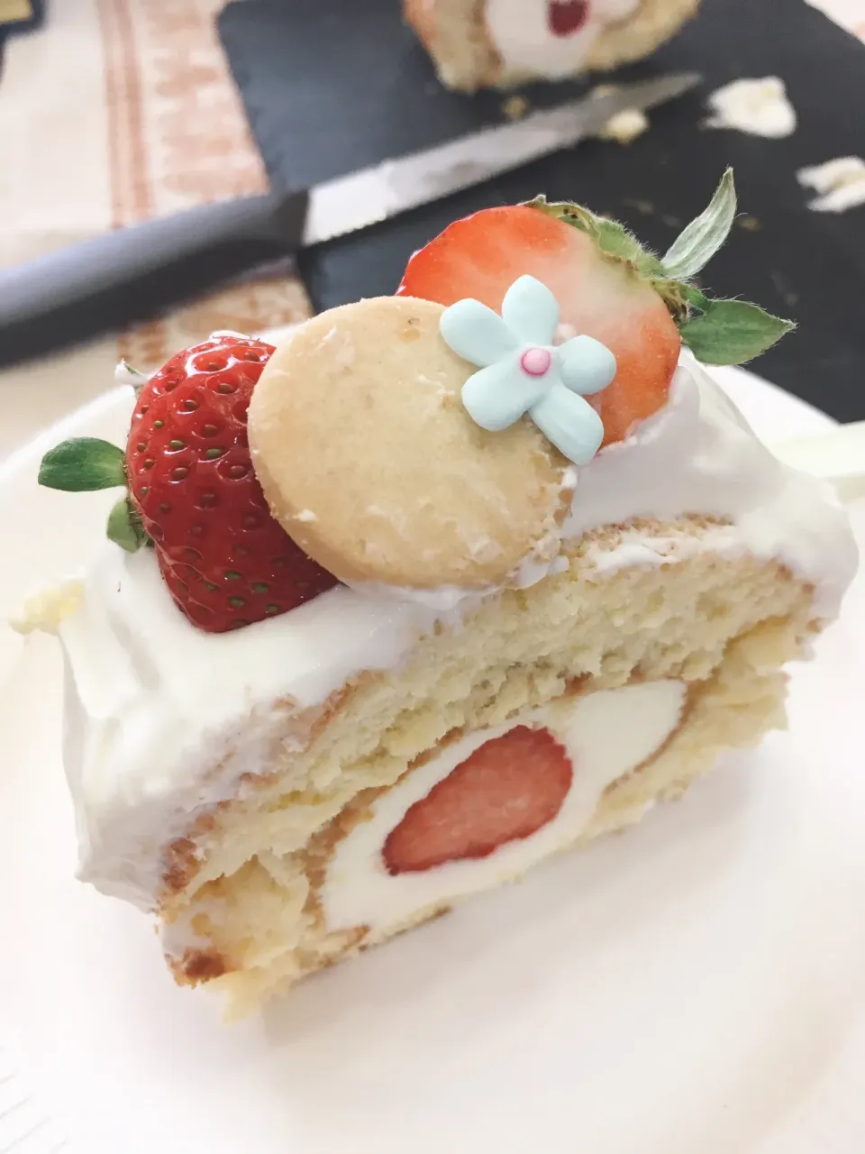 春の苺ロールケーキ🍓カットバージョン|Miyukiさん