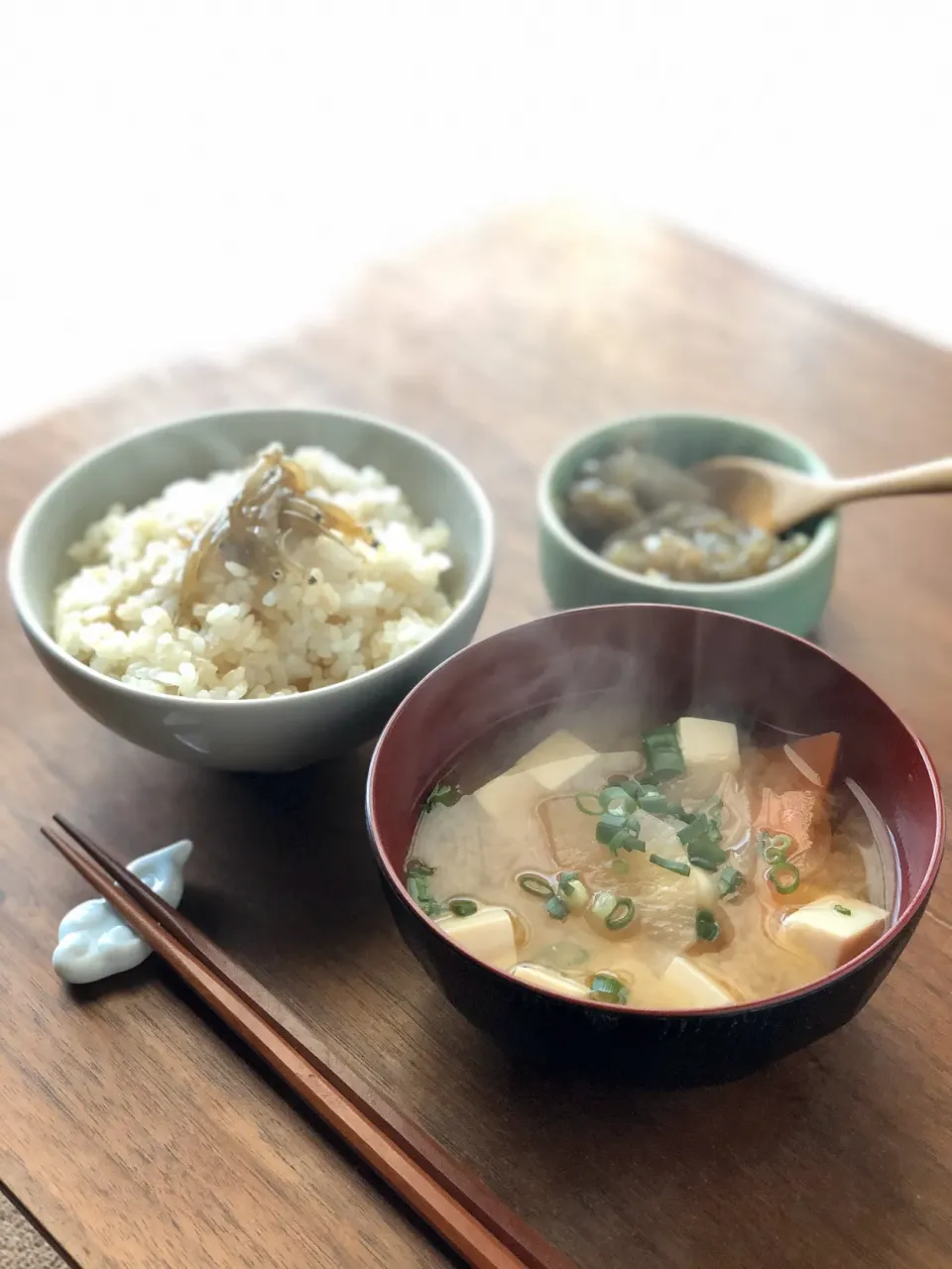 Snapdishの料理写真:シラスの浜漬け(醤油)、根菜の味噌汁、玄米ご飯|マユマユさん