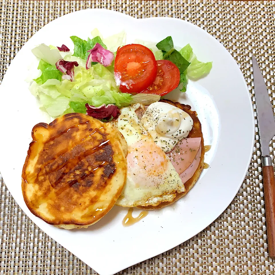 フレッシュサラダと半熟目玉焼きのパンケーキ|Sakuraさん