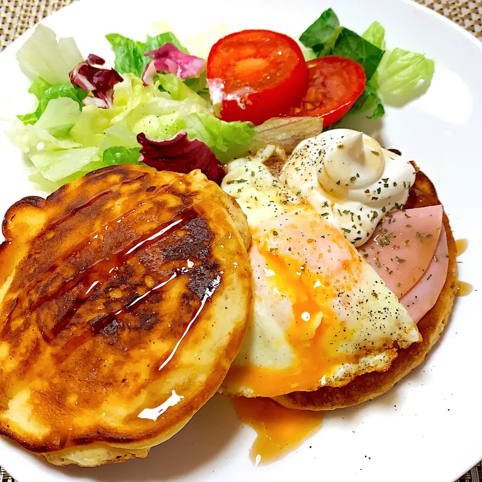 フレッシュサラダと半熟目玉焼きのパンケーキ|Sakuraさん