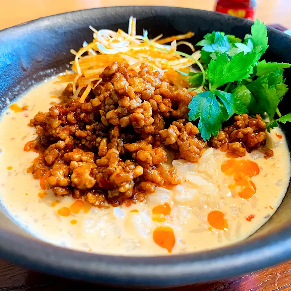 豆乳坦々ぞうすい🍚ピリ辛ひき肉+白髪ネギラー油、三つ葉のトッピング☘追いすりごまもあるよ|いちごさん