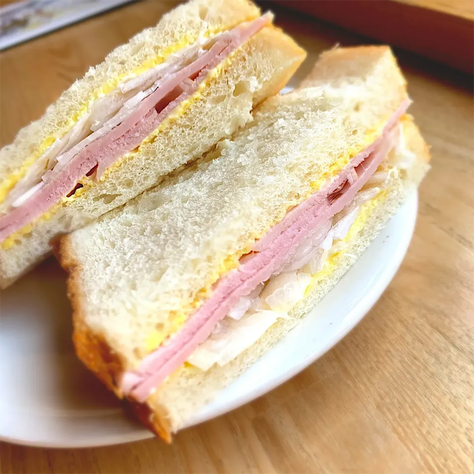 ハムと新玉葱のサンド🥪|美味飯さん