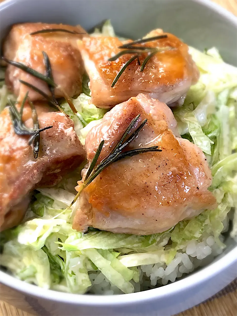 ハーブチキン&レタスのコールスロー丼|しづか御膳さん