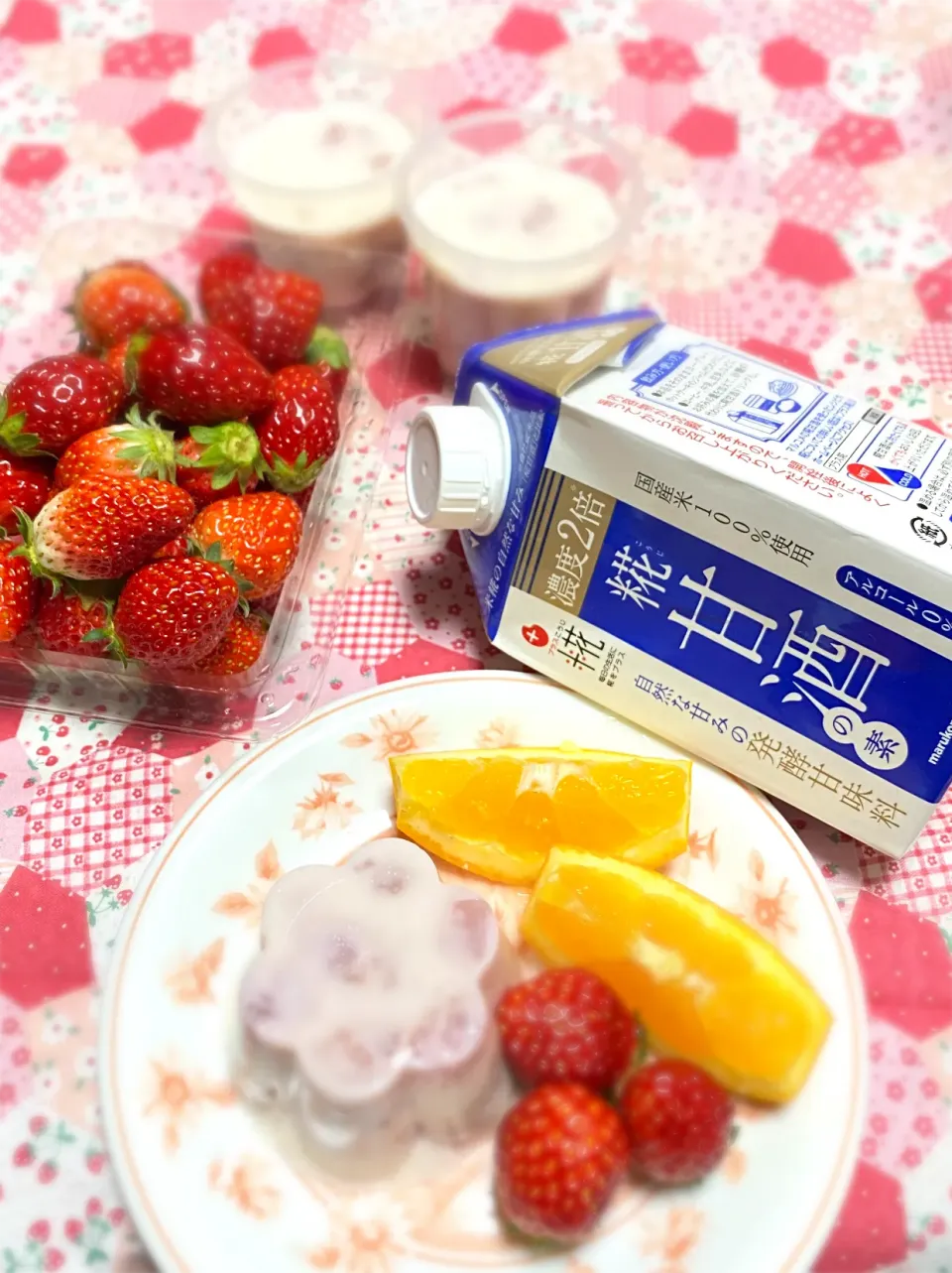 Snapdishの料理写真:たまにはデザート😃いちごと甘酒とコンデンスミルクの寒天プリン🍓🍓🍓🍓🍓|かあたんさん