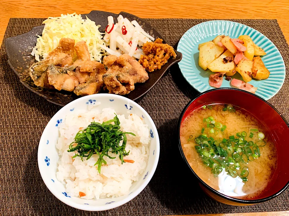 我が家の晩ごはん🍚鯖の竜田揚げ、アンチョビ入りジャーマンポテト、味噌汁、うめじそごはん|いちごさん