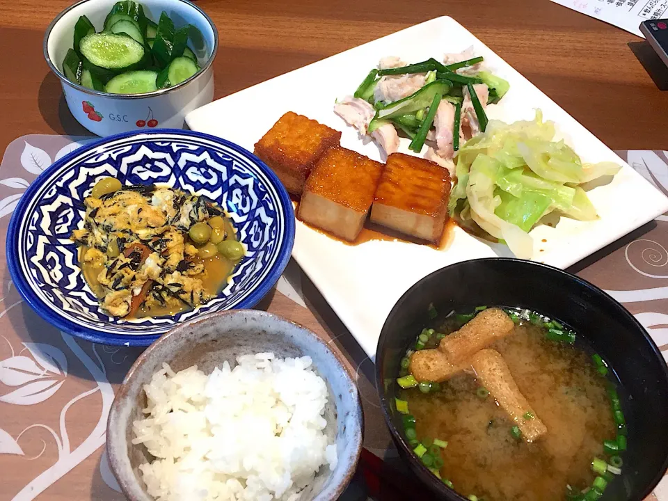 晩御飯
絹揚げの甘辛煮、茹でキャベツ胡麻和え、蒸し鶏と細ねぎときゅうりのごま油、白米、ひじきオムレツ、揚げとワカメとネギの味噌汁、きゅうりのぬか漬け|かよちゃんさん