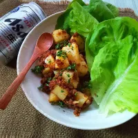 じゃがいもとひき肉のオイケチャ炒めをサラダ菜で包みながら食べるや〜つ！