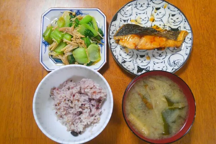 ２月１９日　鰆の蒲焼き　えのきとチンゲン菜のおひたし　ごぼうと油揚げのお味噌汁|いもこ。さん