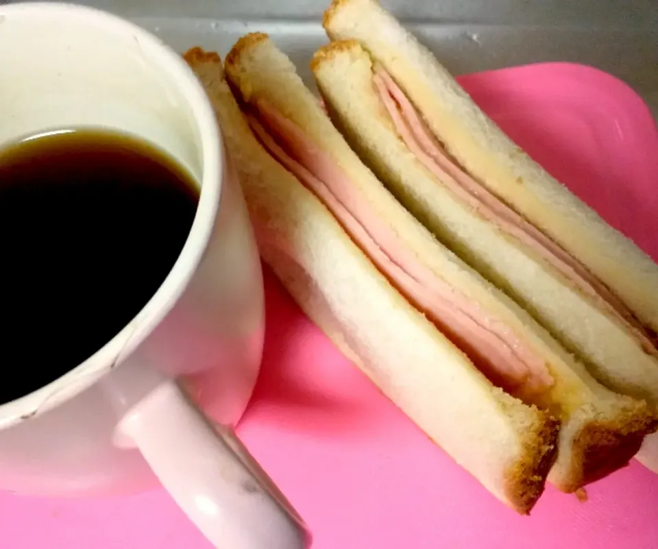 コーヒー☕️とハムチーズマヨ🥓🧀🐣ホットサンド🥪😘👌💗✨|内藤ひろみさん