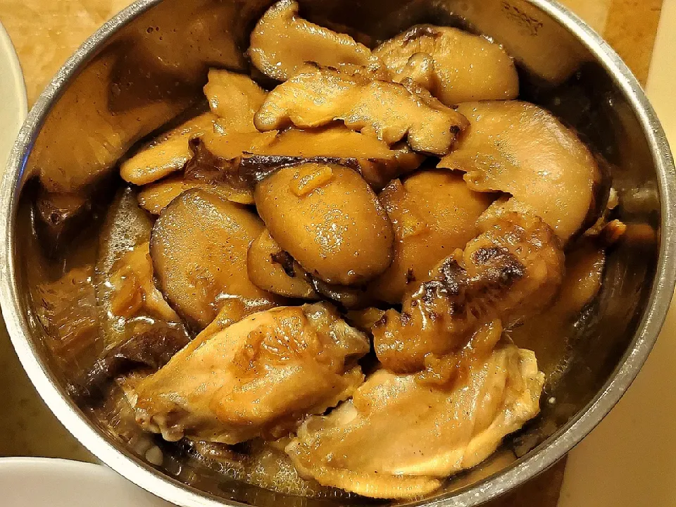 Stewed chicken wings with shiitakes 
冬菇炆雞翼|tomatomaさん