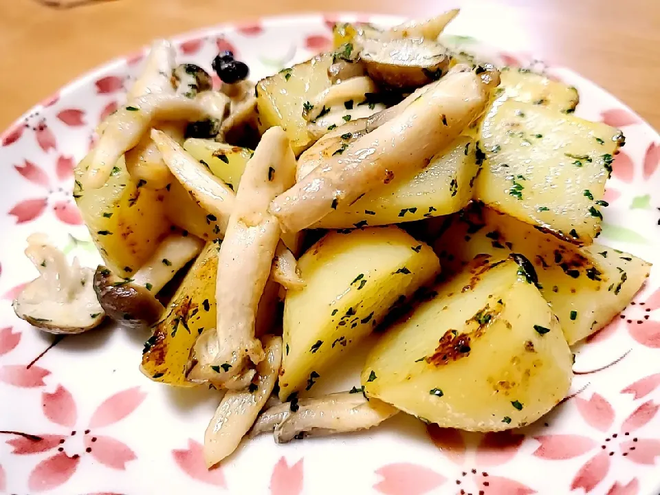 ポテトとしめじのマヨネーズ炒め|ソラさん