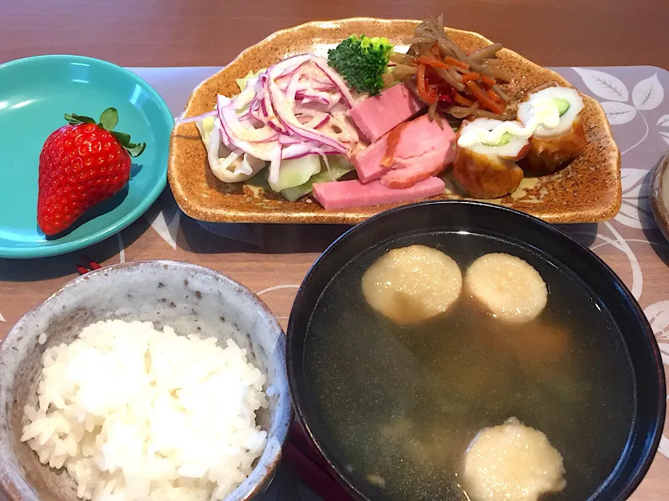 Snapdishの料理写真:朝ごはん
竹輪きゅうり、ハム、きんぴらごぼう、茹でキャベツ、レッドオニオン、ブロッコリー、白米、ワカメと揚げの麩の味噌汁、スカイベリー|かよちゃんさん