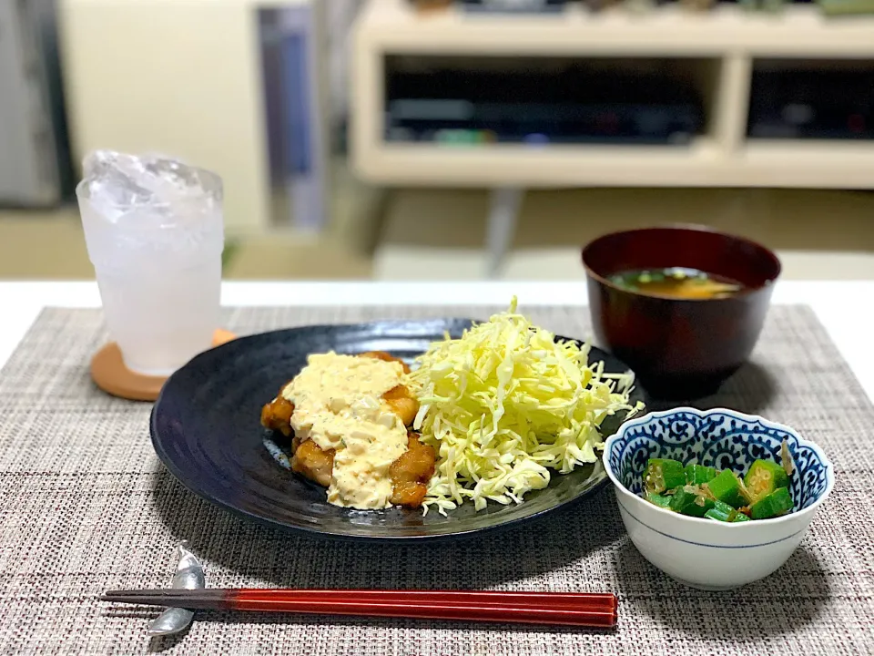 ばんごはん。
チキン南蛮、おくらのおかか和え、お味噌汁。|yukiさん