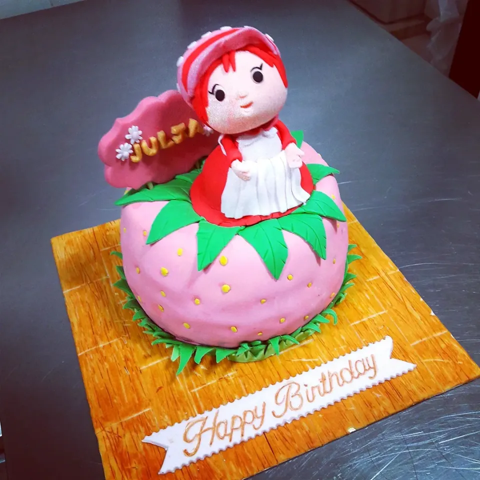 ♡ Strawberry Shortcake Cake

Lemon sponges layered with blueberry jam and blueberry swiss buttercream. Cake covered with home made blueberry flavoured mashmallow fondant. Plaque and strawberry shortcake figurine hand made from sugar gum paste.
|zakicakesさん