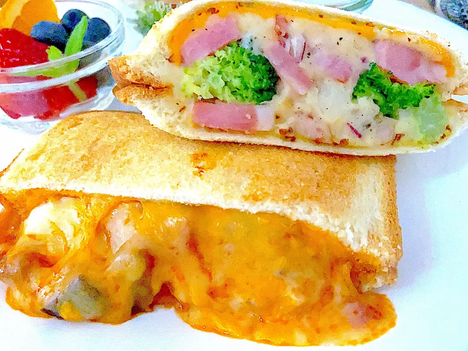 残りものでホットサンド🍞ベーコンポテサラ🥓&鶏肉入りラタトゥーユにバジルソースとたっぷりチーズを加えて🧀|Naoさん