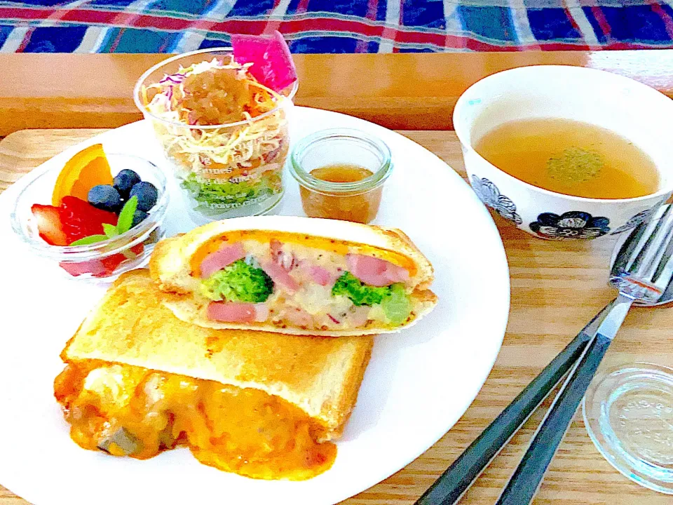 残りものをはさんだホットサンドで朝ごパン🍞|Naoさん