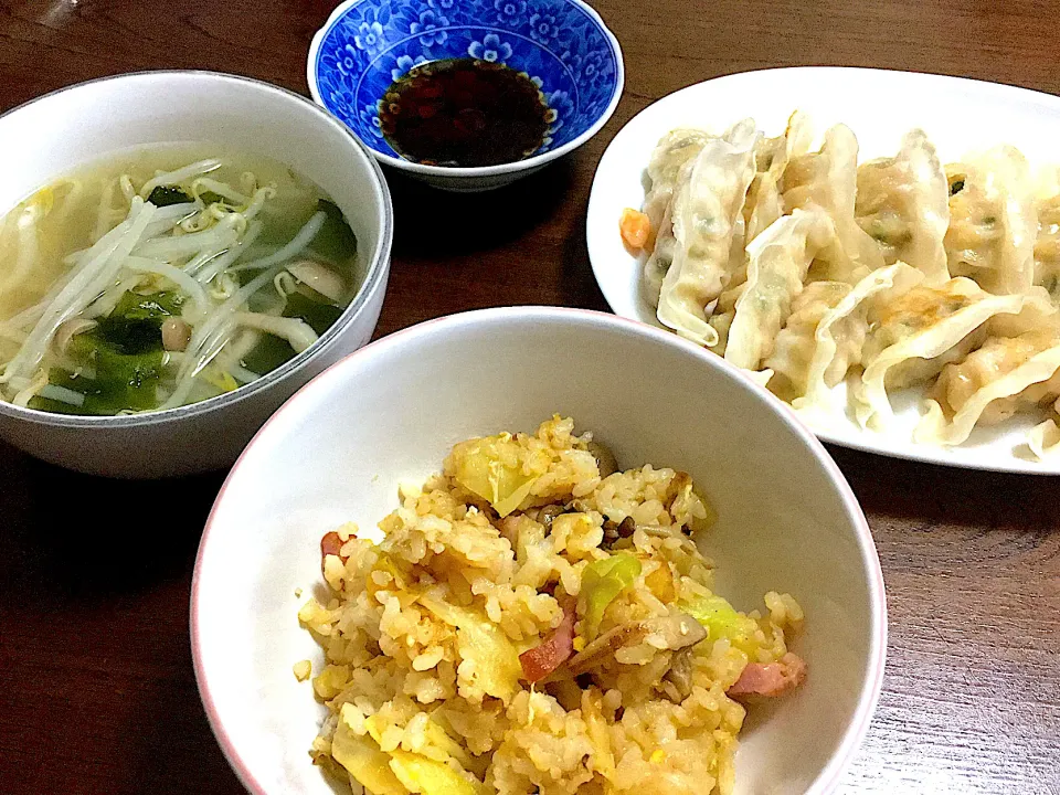 Snapdishの料理写真:ベーコンレタス炒飯、もやしとわかめのスープ、えび餃子|りかさん