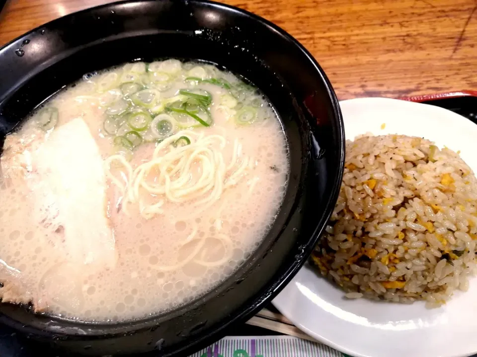 Snapdishの料理写真:とんこつラーメン|りんご りさん