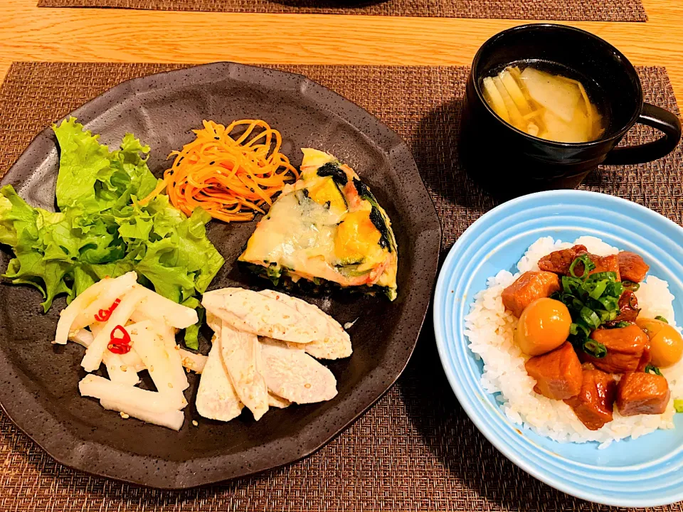 Snapdishの料理写真:我が家の晩ごはん🍚コロコロ焼豚丼、サラダ盛り合わせ、キッシュ、コンソメスープ|いちごさん