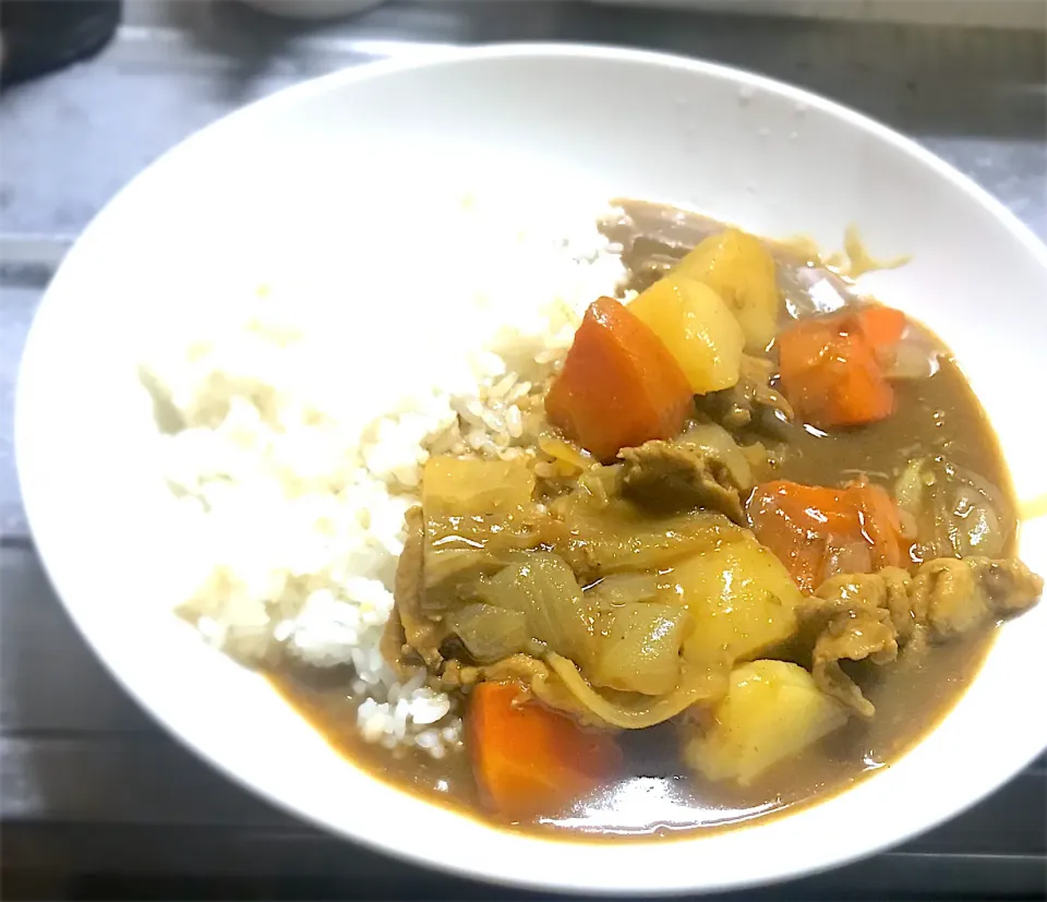 今夜はお得意の無水肉じゃがの調理法を応用して、野菜の旨味カレーを頂きます🍛😋🎵|ギムレットさん