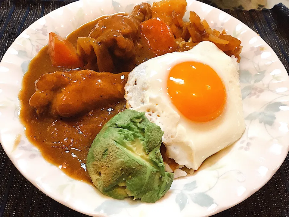 チキンカレーに目玉焼きを🍳🍛トッピング😋|アライさんさん