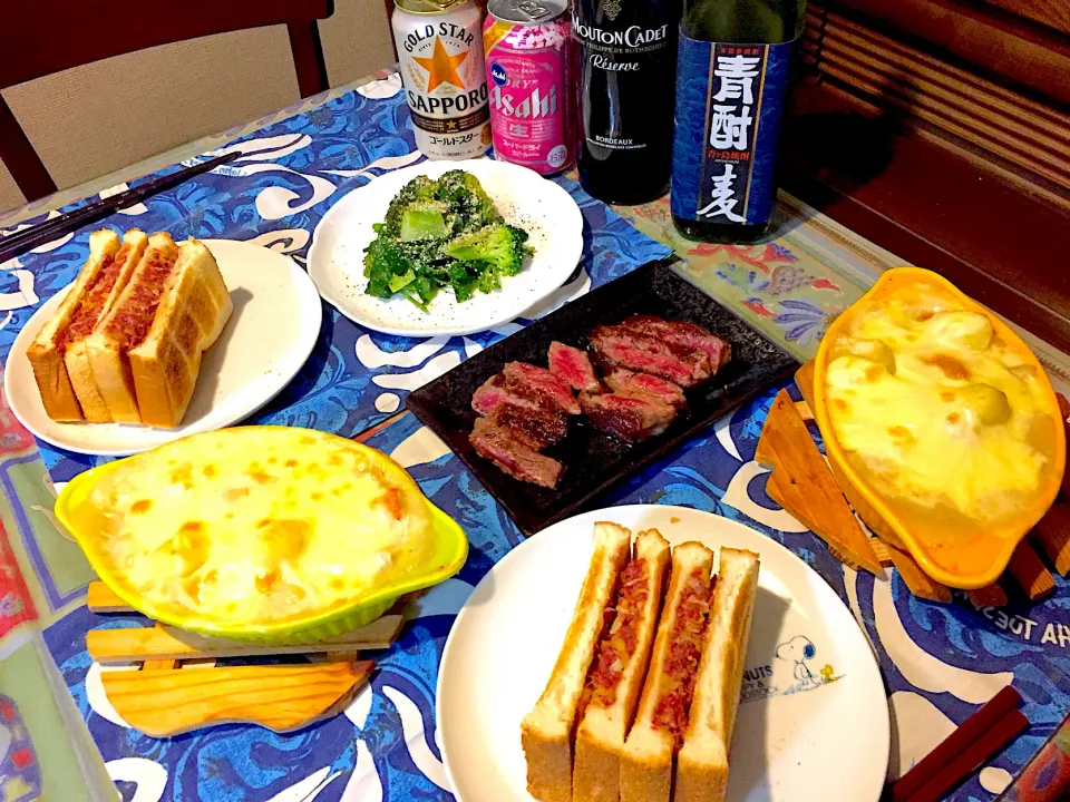 コンビーフとキャベツのサンドイッチ ポテトとサーモンのグラタン ステーキ ブロッコリーとクレソンのサラダ 息子作です(๑･̑◡･̑๑)|Emiさん