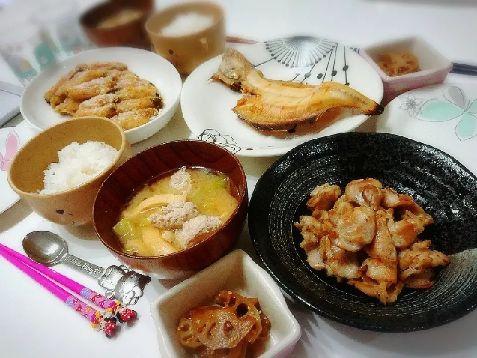 夕食(^ー^)
手羽中のカレー風味オリーブオイル揚げ
の粉チーズかけ
焼き魚(上の子、パパ→カレイ。下の子→サバ塩、)
ハラミの塩こしょう焼き
蓮根きんぴら
お味噌汁(鶏団子、油揚げ、キャベツ)|プリン☆さん