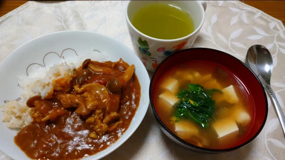 Snapdishの料理写真:3/19の夕食
新玉ねぎと豚肉のカレー
豆腐の味噌汁|卯月さん