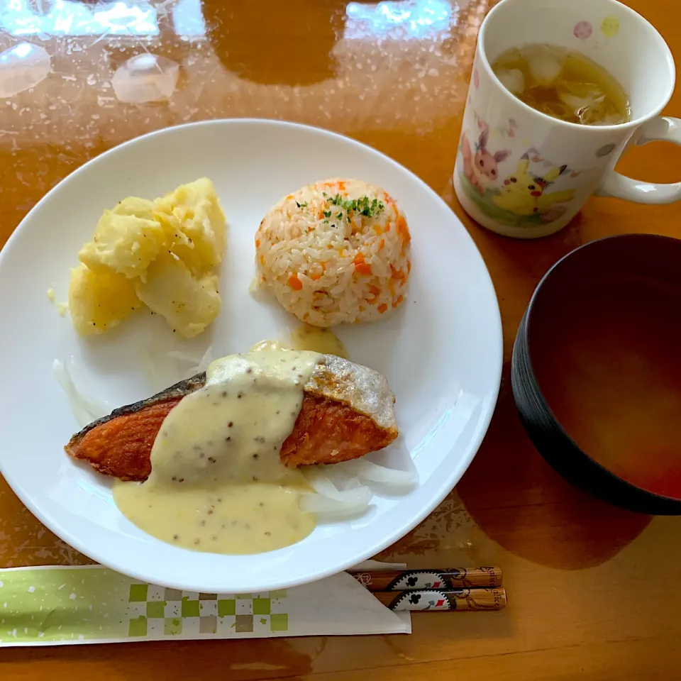 Snapdishの料理写真:サーモンステーキ・粉ふき芋・人参の洋風炊き込みご飯・コンソメスープ|sayaさん