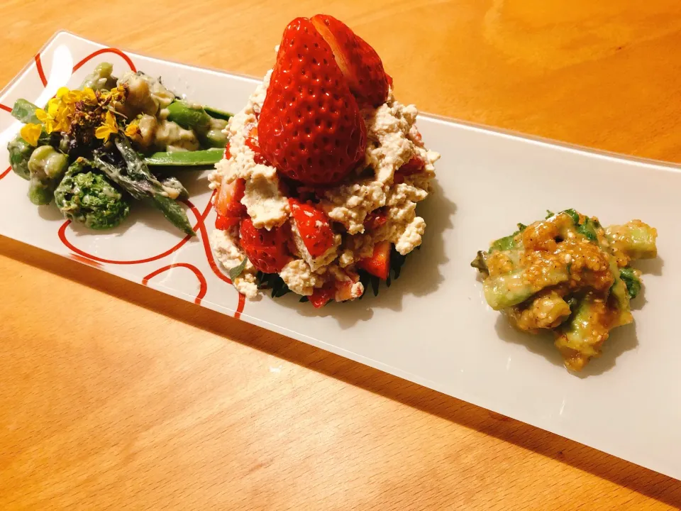 こごみと紫菜花と空豆のゴルゴンゾーラ和え、イチゴの白和え、タラの芽味噌|角康広さん