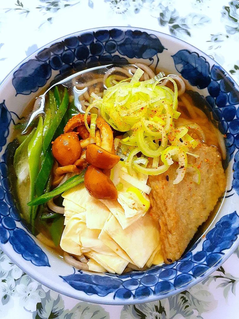 ブランチ蕎麦🔷湯葉とじゃこてんde🍄🍄なめこ蕎麦🔷業務スーパー￥19-茹で蕎麦使用|@きなこさん