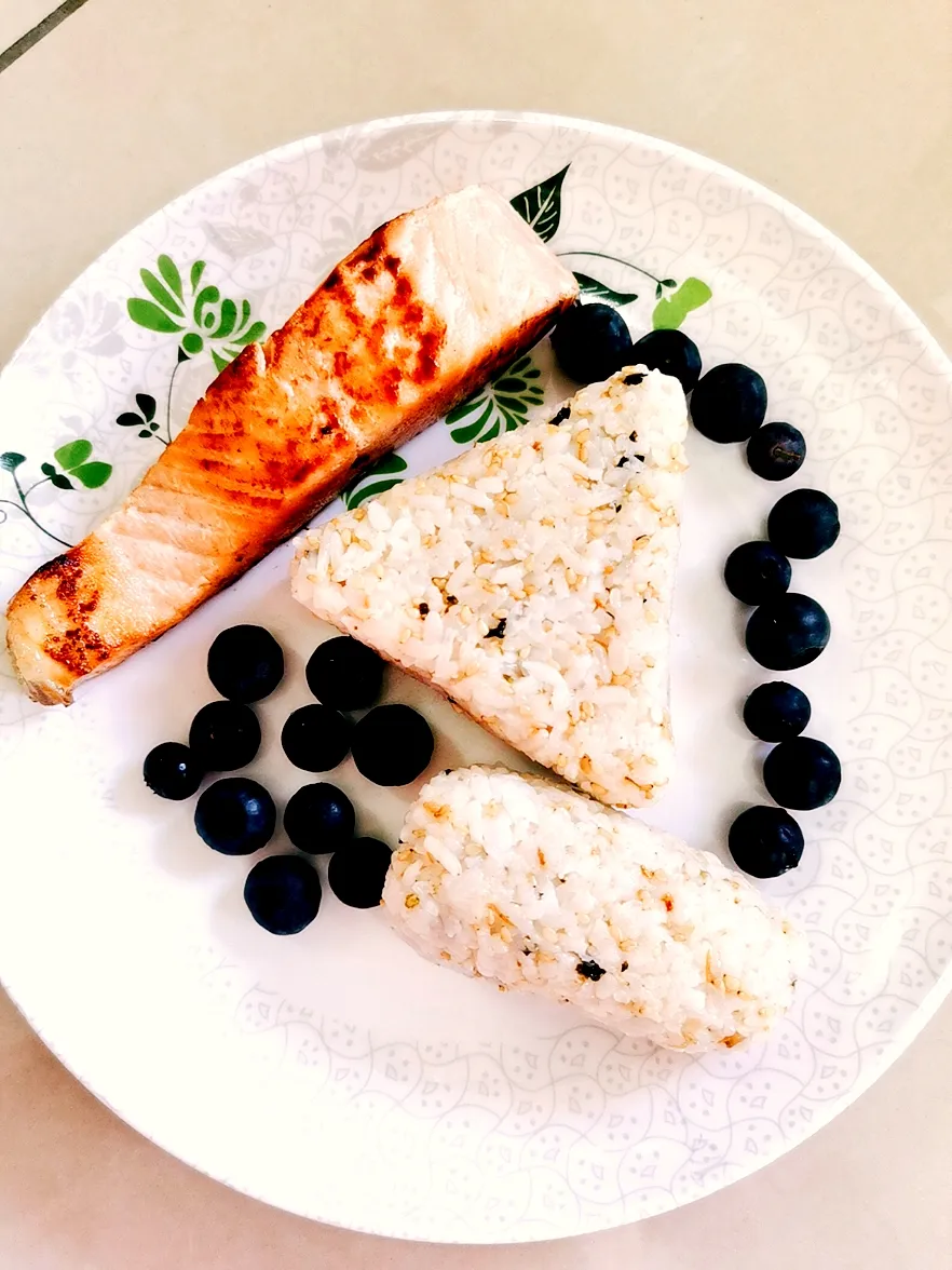 Japanese Onigiri 🍘+ salmon 🐟|pohtengさん