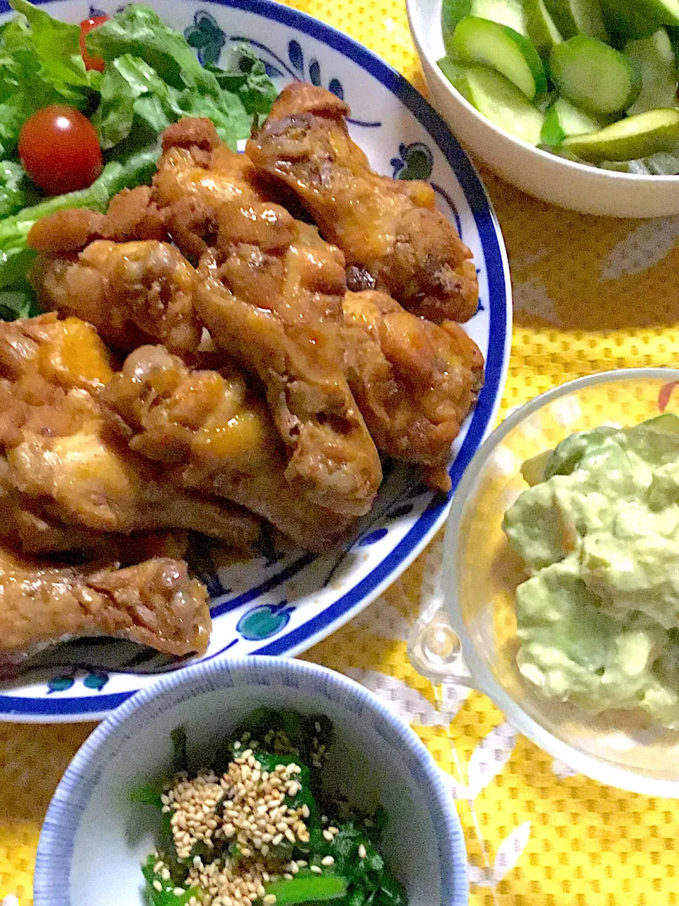 鶏🐓手羽元の麺つゆ甘辛煮　ほうれん草の胡麻和え　アボカド🥑サラダ🥑　糠漬け|掛谷節子さん