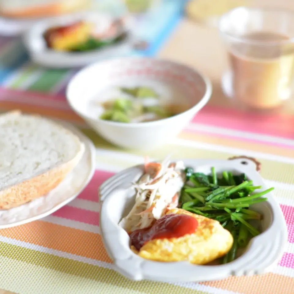 ホームベーカリーで作ったオレガノパン🍞と
お気に入りの🐔プレートで朝ごパン🍞✨☕|さわ太郎さん