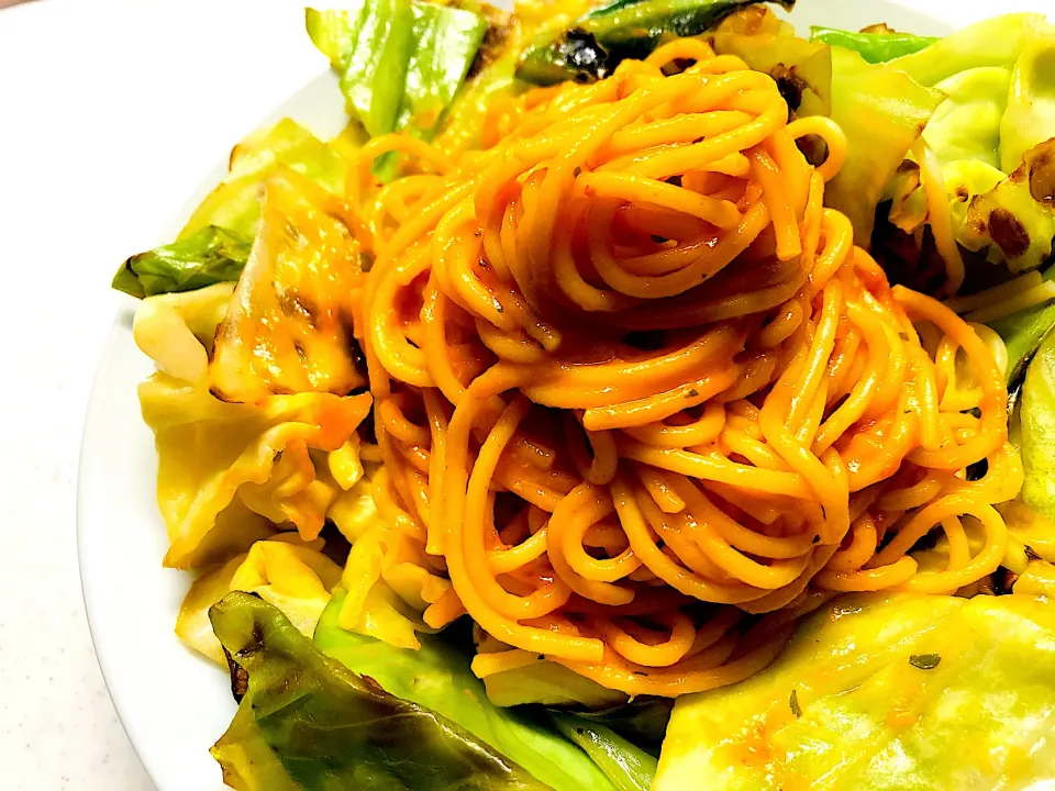 トマトクリームパスタ🍝キャベツ添え|U.K.さん