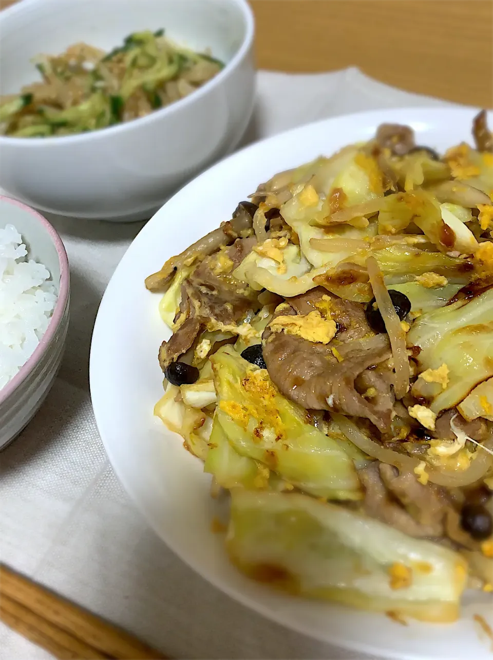 Snapdishの料理写真:肉野菜炒めと中華サラダ♫|Syk___さん