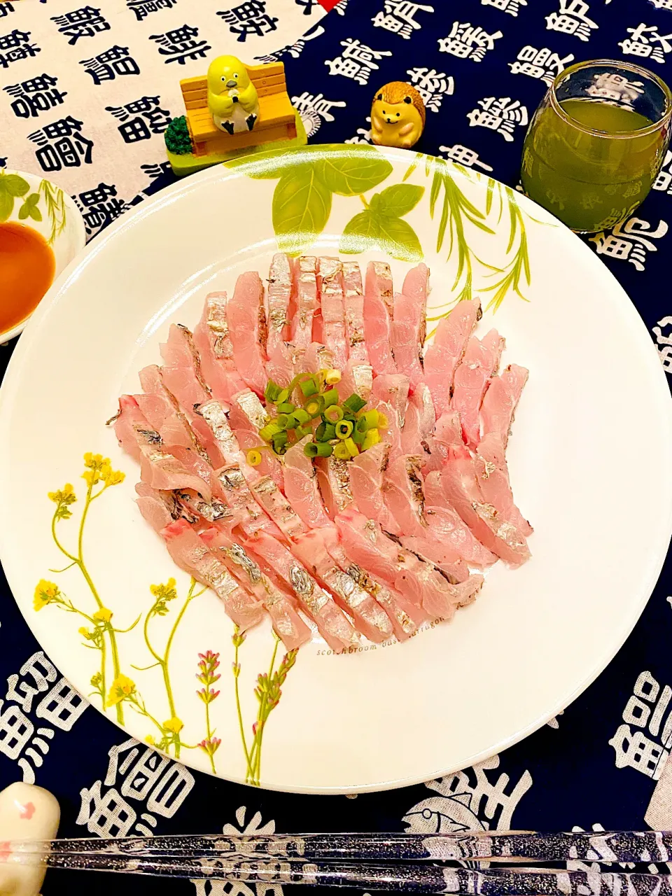 Snapdishの料理写真:釣りたて🎣　炙り太刀魚の刺身🐟|🐶dekochoro🐶さん