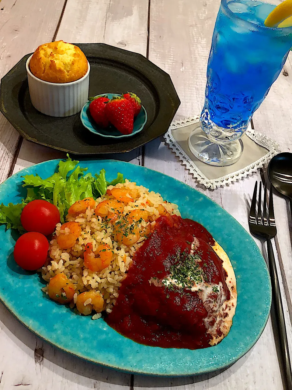 海老ピラフ豚肉ハンバーグトマトソース煮添え。ピラフを炊く時間でカップケーキもできた(*˘ᗜ˘*)|AXさん