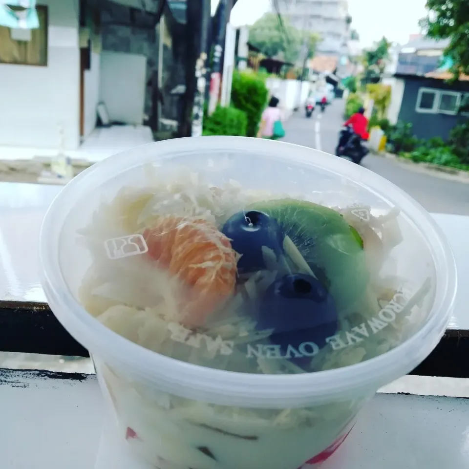 Fruit Salad 300ml|Salad Buah Petukanganさん