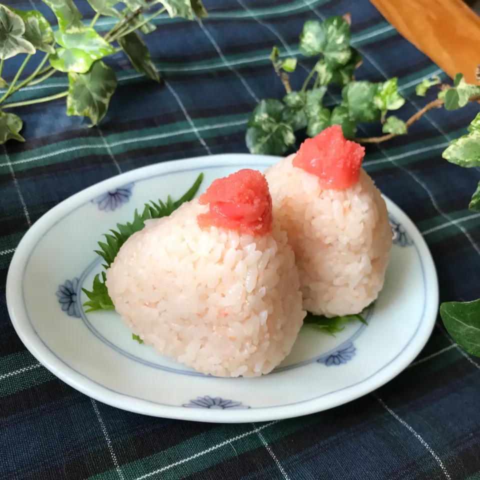 🍙ピンクのおにぎり❣️チョット傾いてるぅ💨タラコ炊き込みごはんの　おにぎりは春色🌸|Hollyさん