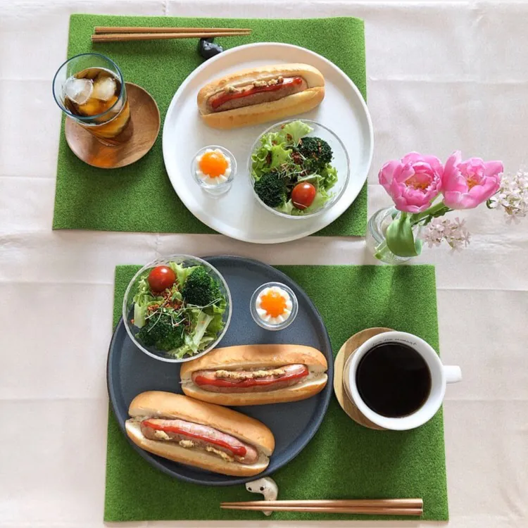 Snapdishの料理写真:3/21❤︎休日モーニング❤︎
おはようございます☀️
新玉ねぎとプラックペッパーフランクフルトのホットドック🍃🥖|Makinsさん