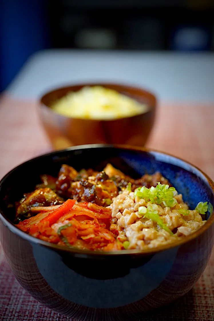 日中韓 三国丼‼️納豆・麻婆豆腐・キムチ ご飯泥棒てんこ盛り❣️\(//∇//)\✨💛|イチロッタさん