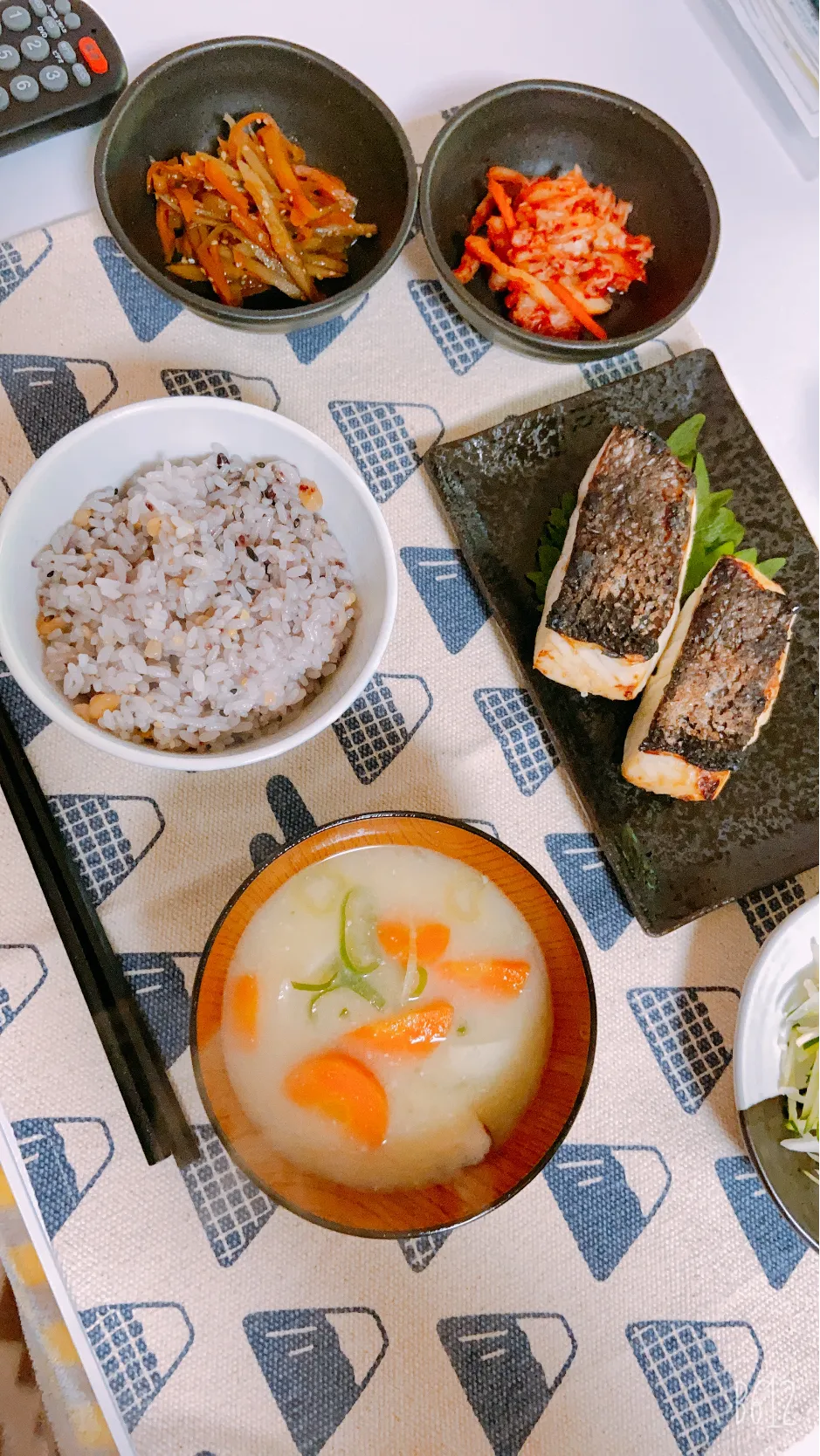 昨日の晩御飯😊ヒラスズキの塩焼き🐟あるもの味噌汁😁常備菜のきんぴら😋|ゆきさん